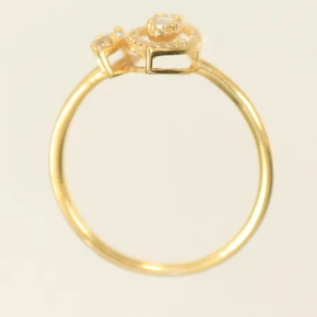 Ring med vita stenar, stl 15¾, bredd 1-11mm, 18K, 1,4g Vikt: 1,4 g