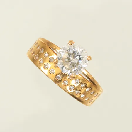 Ring med vita stenar, stl ca 17, bredd 1-9mm (defekt, bucklig, sliten) 21K, 3,4g 