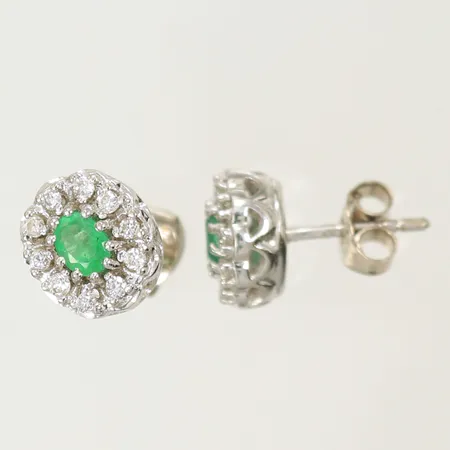 Ett par örhängen med diamanter totalt ca 16 x 0,01ct, samt grön sten, 11x7mm, vitguld, 18K, 2,7g  