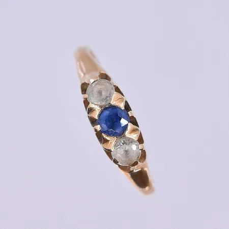 Ring med blå och vita stenar, stl 16½, bredd 2-5 mm, 18K. Vikt: 2,1 g