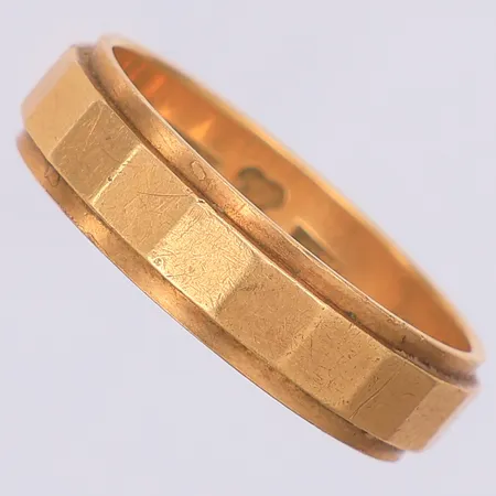 Ring stl 18¾, gravyr, kattfot 18K Vikt: 5,8 g