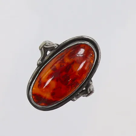 Ring med bärnsten stl 17½ bredd 2-24mm, ostämplat silver  Vikt: 5 g