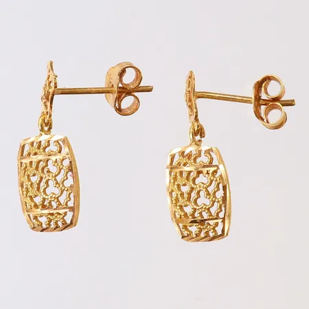 Ett par örhängen med genombruten dekor, 19x9mm, 21K. Vikt: 2,4 g