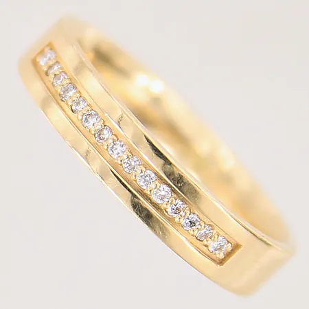 Ring med diamanter 15 x ca 0,005ct, stl 16¾, bredd 4mm, gravyr, 18K Vikt: 4,7 g