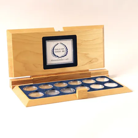 Tolv minnesmedaljer, Oslo By 1000 år, i etui och plastkasetter samt certifikat, numrerad 3166/15000, ca Ø39mm, 999/1000 silver. Vikt: 239,6 g