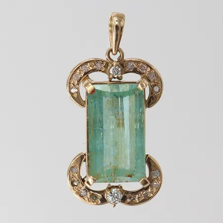 Hänge med smaragd 12.15ct, samt diamanter totalt ca 0,29ctv, smaragd med GIA certifikat, rapport-nr: 6234302741, 34x18mm ink ögla, 14K. Vikt: 7,8 g