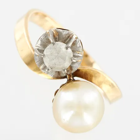 Ring med pärla Ø8mm och vit sten stl 18½, bredd: 3-12mm, 18K Vikt: 4,4 g