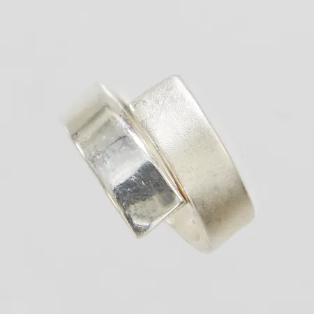 Ring, delvis matterad yta, stl 16, bredd 5,5-12mm, EXIGN, 925/1000 silver Vikt: 7 g