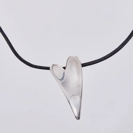 Collier, silver med lädersnöre, längd ca 93cm, bredd ca 2mm, hänge längd ca 40mm, 925/1000silver Vikt: 12,2 g