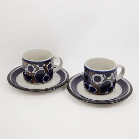 2 Koppar med 2 fat Saara Arabia Finland, design Anja Jaatinen-Winqvist, höjd ca 6,5cm, Ø ca 16cm, bruksskick  Skickas med paket.