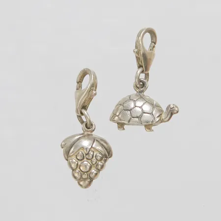 2 Berlocker, druvklase, 27x11,5mm, sköldpadda, 23x15,3mm, silver, 925/1000 Vikt: 7,6 g