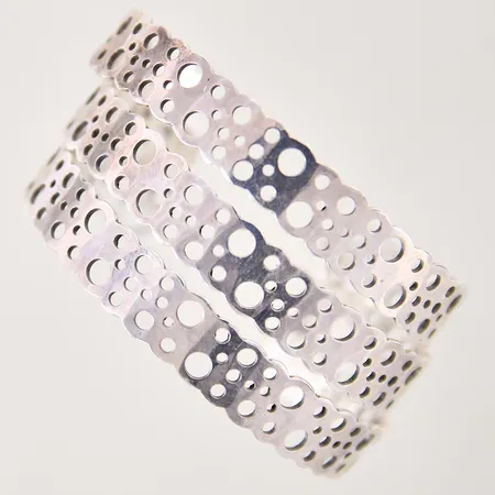 Armringar med genombruten dekor, 3st ihopsatta med öglor, Ø6cm, bredd 10,3mm, silver 925/1000 Vikt: 31,8 g