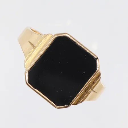 Klackring med svart sten, stl 20¾, bredd 3-13mm, 18K, bruttovikt 6,3g Vikt: 6,3 g