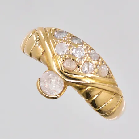 Ring med vita stenar, stl 19, skev skena, slitna stenar, 18K Vikt: 4 g