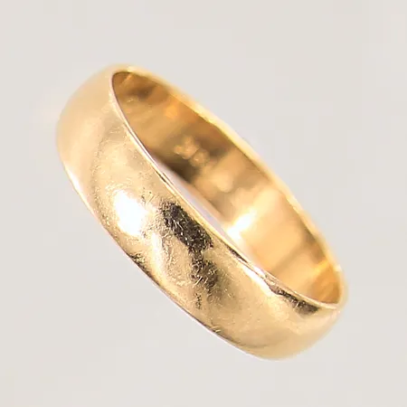 Ring slät, stl 18¾, bredd 4,8mm, gravyr, 18K Vikt: 3,8 g