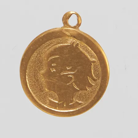 Hänge, rondell med personlig gravyr, 17,6x14,9mm, saknar ögla, 18K Vikt: 1,5 g