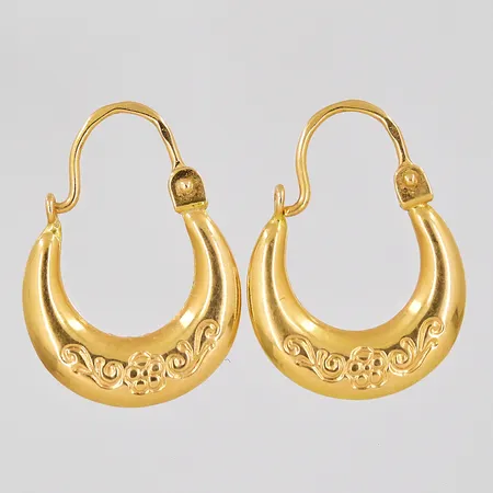 Ett par örhängen mönstrade, ca 13,5x18,5mm, ihåliga, 18K Vikt: 1,3 g