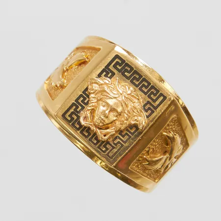 Ring med Medusahuvud samt emaljdetaljer, Ø20¾, bredd: 5-16,1mm, skev skena, OBS! Ej märkesdesign! 21K Vikt: 14,8 g