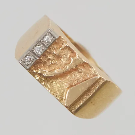 Klackring, Ø18¾, bredd:9,0x14,5mm, med 3 diamanter tot 0,03ct, 18K, 6,2g.