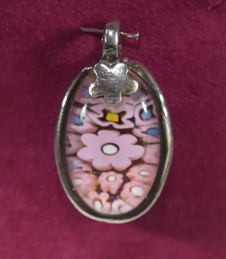 Handgjord hänge /glas, 3,5 x 2 cm , silver Vikt: 9,1 g