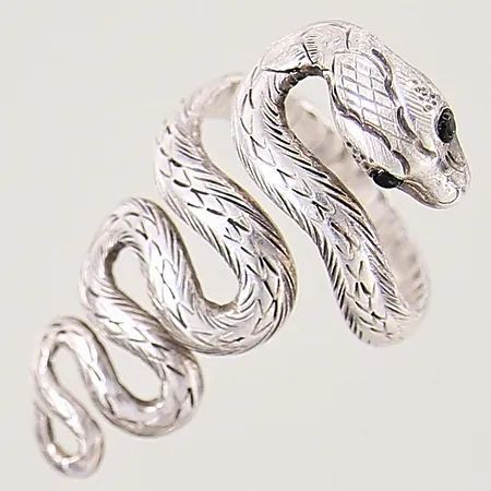 Ring, orm, med svarta stenar, stl 17, bredd 4-38mm, något skev, silver 925/1000 Vikt: 7,9 g