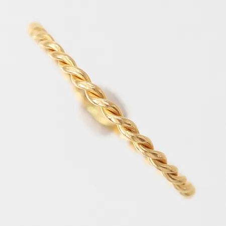 Ring tvinnad, stl: 15¼, bredd 1,2mm, bucklig/skev, 18K. Vikt: 0,6 g