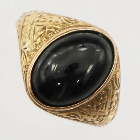 Ring med onyx, stl 17½, bredd 2,6-14mm, repig sten, löst infattad, skev, 21K Vikt: 4,2 g