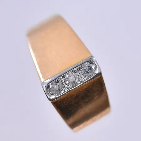 Ring med vita stenar, Alton, stl 15½, bredd 4-8mm, 18K. Vikt: 2,8 g