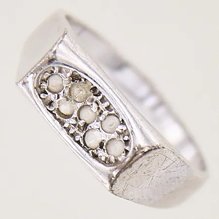 Ring med vita stenar, stl 18½, bredd 2-6mm, skena med repor, stenar med slitage, silver 925/1000 Vikt: 2,9 g