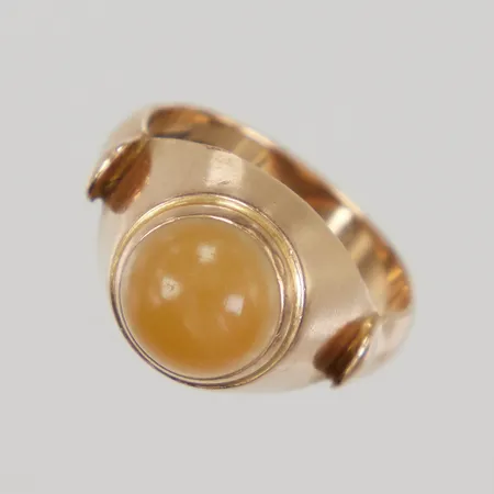 Ring med cabochonslipad sten, stl 17, bredd ca 4,8 - 12,2mm, otydliga stämplar, 18K  Vikt: 5,3 g