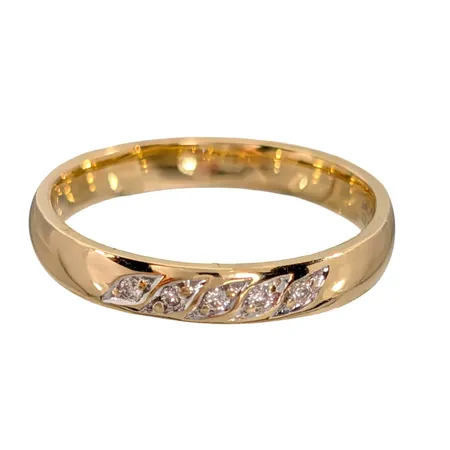 Diamantring, 18K guld, Diamanter 5 x 0,01ct, Guldfynd (GHA), Ø18¼ mm, bredd 3,3 mm, fint skick Vikt: 4 g