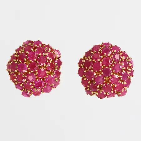 Ett par örhängen med röda stenar, Ø15mm, 18K. Vikt: 7,2 g