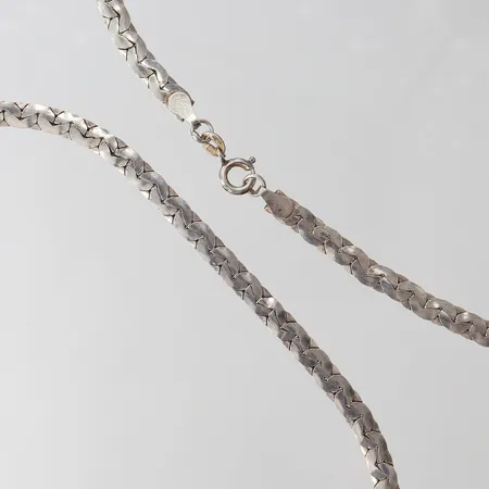 Collier halvstelt, längd 48,5cm, bredd 4,8mm, Silver 830/1000. Vikt: 21,8 g