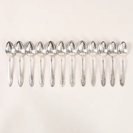 Tolv kaffeskedar, CG Hallberg, Stockholm, längd 18cm, gravyr, smärre slitage.  Vikt: 198 g