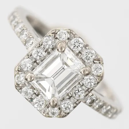 Ring med smaragdslipad diamant 1,00ct kvalitet TW(F)/VS2, enligt certifikat från IGI, sidostenar 24 x ca 0,02ct, samt 4 x ca 0,01ct, totalt ca 1,52ct, två extra diamanter medföljer, stl: 15½, 18K vitguld Vikt: 4,5 g