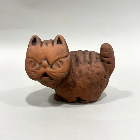Figurin Katt, Ester Wallin för Upsala Ekeby, höjd 7,5cm, numrerad: 1129E, lergods Skickas med paket.