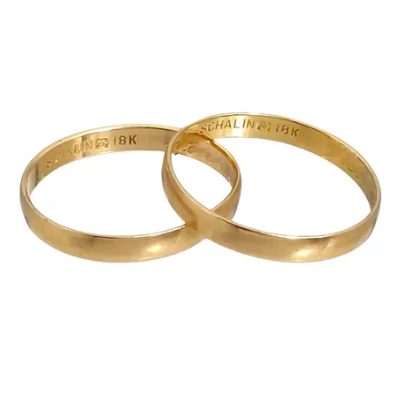 Ringar, 18K guld, två st, Schalin, ojämnheter och gravyrer Vikt: 3,3 g