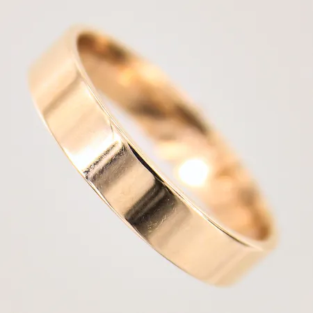 Ring, stl 22, bredd 5mm, gravyr, 9K  Vikt: 5,2 g