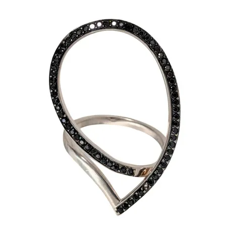 Ring, silver 925/1000, (förgyllning), svarta stenar, stor front 36,5x23,5 mm, Ø17¼ mm, skena 2 mm Vikt: 4,4 g