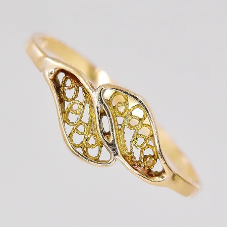 Ring med filigran mönster, stl 17¼, skev skena, 18K Vikt: 1 g