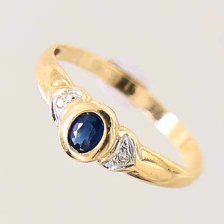 Ring med safir samt diamanter, stl 16½, bredd 2-6mm, något skev, 18K   Vikt: 1,6 g