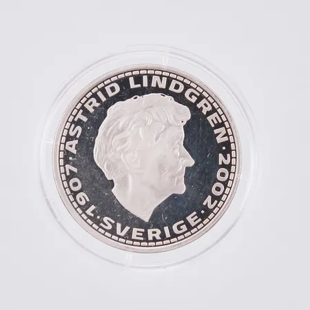 Minnesmynt, Ø 30mm, Astrid Lindgren 1907-2002 - Pippi Långstrump/Lilla gubben, 1945-2025, plastask, nickelpläterad koppar