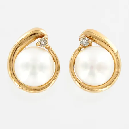 Ett par örhängen med stenar och odlad pärla Ø8mm, 11x14mm, 1 stopp saknas, 18K Vikt: 3,1 g