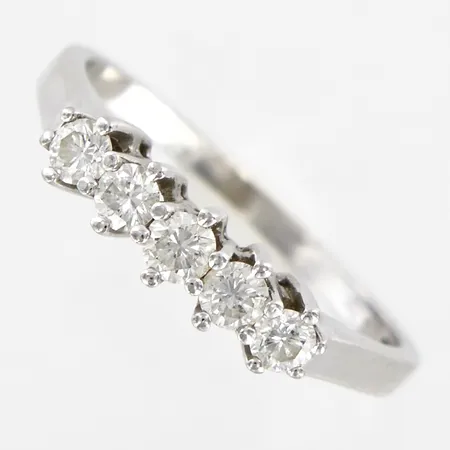 Ring med 5 diamanter 0,35ctv enligt inskription, stl 16½, berdd: 2-4mm, 18K  Vikt: 2,5 g