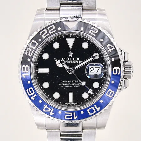 Herrur Rolex GMT II Master, stål, automatisk, ref-nr: 116710BLNR, serie-nr: 1U511E6, kaliber: 3186, verk-nr: 18V93692, boett-nr: 2350, Ø40mm, safirglas, datum, oysterlänk, länk-ref: 1EX, 10 monterade länkbitar, två extra länkbitar, något repig boett, länk samt viklås, mindre smuts vid packning, certifikat från Nymans Ur 2014, box, ytterkartong, manual, tag, resefodral medföljer Vikt: 0 g