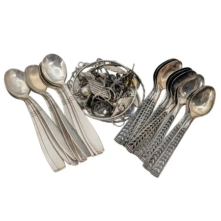 Diverse silverföremål. bl.a. kaffeskedar, olika modeller, smycken, enstaka bruksmärken/defekter förekommer Vikt: 378 g