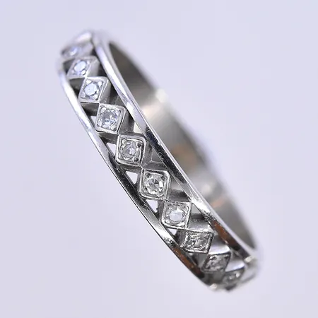 Ring, stl 18, bredd 4 mm, vitguld, 18K. Vikt: 4,9 g