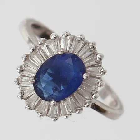 Ring med blå och vita stenar, stl: 17½, bredd 2,5-13,5mm, Silver 925/1000. Vikt: 3,6 g