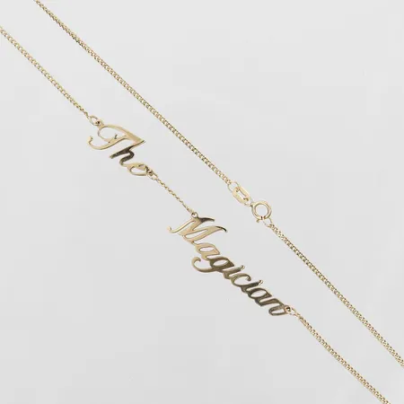 Collier "The Magician", längd 47cm, höjd på bokstäver 12mm, något bucklig, 18K guld Vikt: 3,3 g