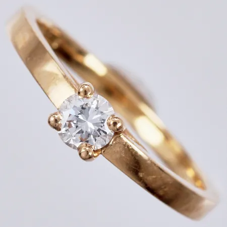 Ring med diamant 0,34ctv W/Si enligt gravyr, stl: 16½, bredd: ca 2-4mm, stämplad DREAM, 18K Vikt: 3,4 g